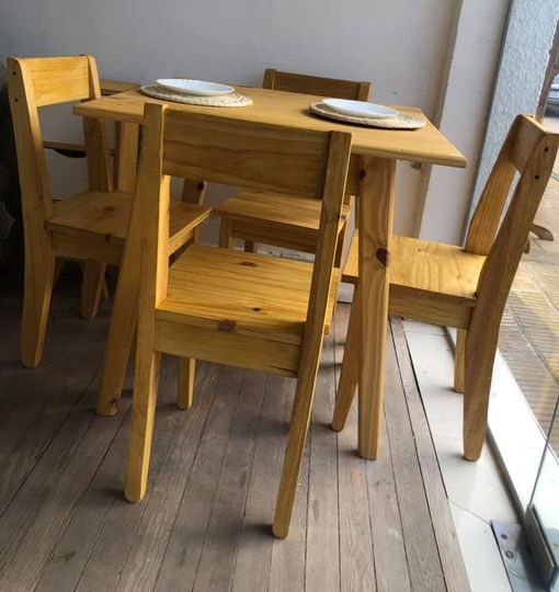 Mesa y sillas